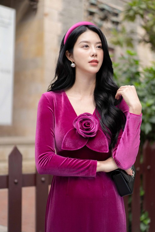 Sixdo Murrey V-neck Velvet Ao Dai With Flower